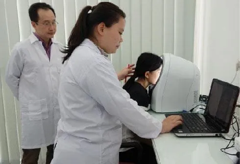 Dr. Wong Lip Wih supervising instrumental skin measurement